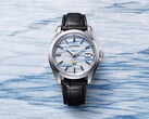 Citizen AQ4090-08A, indigo renkli washi kağıt arka plan üzerinde sergilenerek, el yapımı kadranın mavi sis benzeri desenini ön plana çıkarmaktadır.