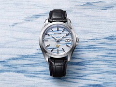 Citizen AQ4090-08A, indigo renkli washi kağıt arka plan üzerinde sergilenerek, el yapımı kadranın mavi sis benzeri desenini ön plana çıkarmaktadır.