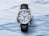 Citizen AQ4090-08A, indigo renkli washi kağıt arka plan üzerinde sergilenerek, el yapımı kadranın mavi sis benzeri desenini ön plana çıkarmaktadır.