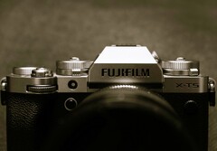 Burada gösterilen Fujifilm X-T5 modelinin yakında bir halefi çıkması bekleniyor.