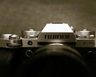 Burada gösterilen Fujifilm X-T5 modelinin yakında bir halefi çıkması bekleniyor.