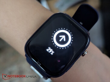 Bir çocuğun bileğinde: uygulama eşleştirmesinden sonra güncellendi