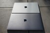 MacBook Pro 16 2021 (solda) ve MacBook Pro 14 2021 (sağda)