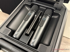 bir kapağın altında iki mikrofon...