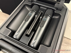 bir kapağın altında iki mikrofon...