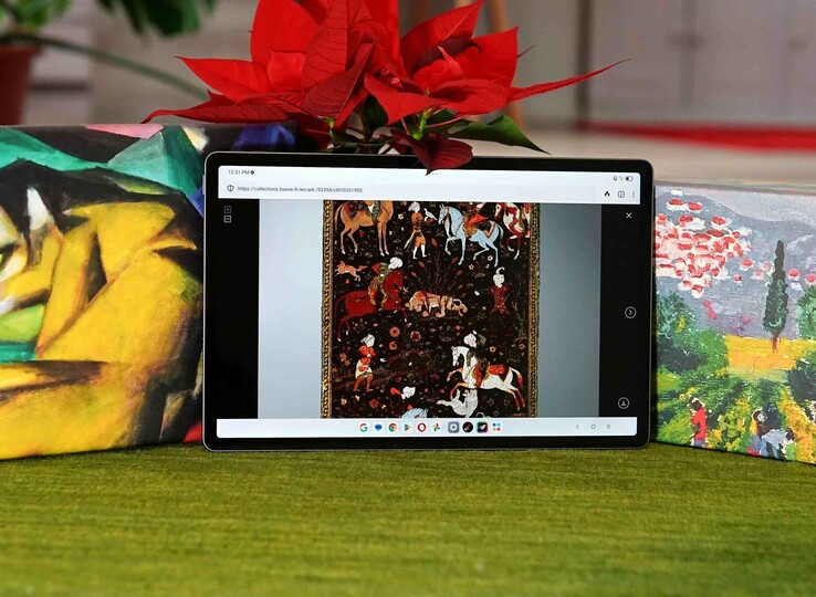 12,7 inç ekran 144 Hz yenileme hızı ve %98 sRGB kapsama alanı sunuyor.