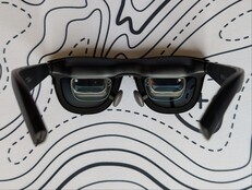 Düz duran Xreal One Pro AR gözlükleri