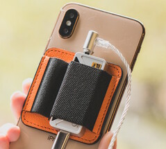 İsteğe bağlı Manyetik Dongle Kılıfı, herhangi bir MagSafe uyumlu telefona takılabilir.