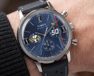 Bilekte takılı Peanuts® x Timex Marlin® Kronograf, mavi kadranı, delikli mavi deri kayışı ve Snoopy temalı kronograf tasarımıyla dikkat çekiyor.