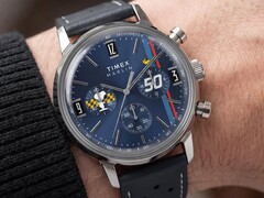 Bilekte takılı Peanuts® x Timex Marlin® Kronograf, mavi kadranı, delikli mavi deri kayışı ve Snoopy temalı kronograf tasarımıyla dikkat çekiyor.