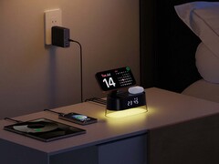 ChargeUltra G4, birden fazla cihazı şarj eder ve aynı zamanda bir gece lambası görevi de görür.