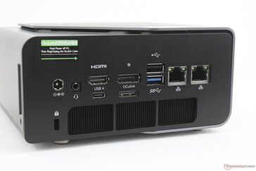 Arka kısım: AC adaptörü, Kensington kilidi, 3,5 mm kulaklık, HDMI 2.1, DisplayPort 1.4, USB-C w/ DisplayPort + Güç Dağıtımı, OcuLink, USB-A 2.0, USB-C 3.2 Gen. 2, 2x RJ-45 (2,5 Gbps)