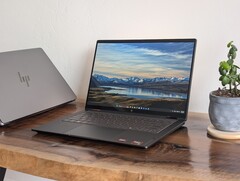 OmniBook X Flip 14, OmniBook X 14 kapaklı modeliyle aynı görünebilir, ancak bunlardan birinin grafik performansı çok daha yüksek