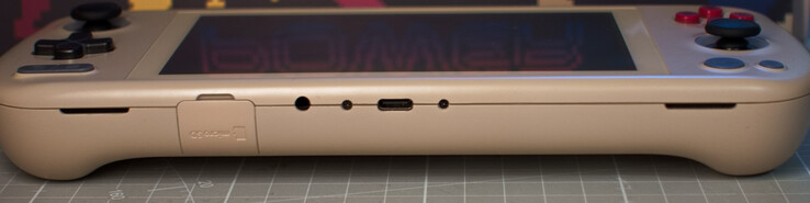 Alt: microSD kart okuyucu (kapağın altında); 3,5 mm kulaklık bağlantı noktası; USB C 4.0 (DisplayPort, Güç Dağıtımı)