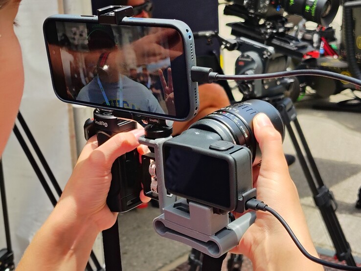 3D baskılı montaj aparatı, sol el Small Rig tutma yeri, USB bağlantılı akıllı telefon ve TTArtisan APS-C 40mm F2.8 makro lens ile Mission 1 Pro ILS.
