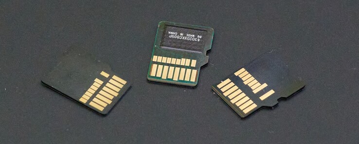 Soldan sağa doğru: Lexar Play Pro (EX), Sandisk MicroSD Express (EX) ve Nextorage M2 SE (UHS-II). (Resim kaynağı: Andreas Sebayang/Notebookcheck.com)