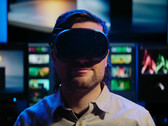 Valve Steam Frame VR başlığı takmış bir oyuncu gösteriliyor