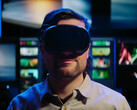 Valve Steam Frame VR başlığı takmış bir oyuncu gösteriliyor