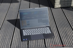 Güneşli havalarda dış mekanda kullanılan Lenovo ThinkBook 14x