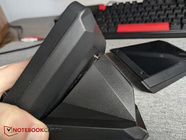 XLR Dock'u USB-C bağlantı noktasına takın, ardından vidaları sıkın