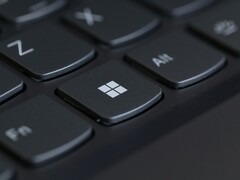Siyah bir dizüstü bilgisayar klavyesindeki Windows tuşunun yakın çekimi