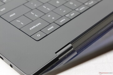 Menteşe sertliği iyi, açıları ayarlarken biraz sallanıyor