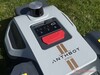 Robot çim biçme makinesinin üst kısmındaki kontrol ünitesi