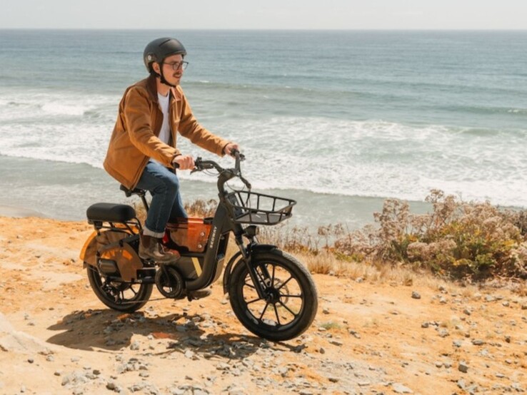 Segway Muxi Pro, asfaltlanmamış yollarda daha konforlu bir sürüş sağlamak için ön süspansiyonlu kalın lastiklere sahiptir.