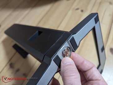 Entegre başparmak vidasını kullanarak sabitleyin