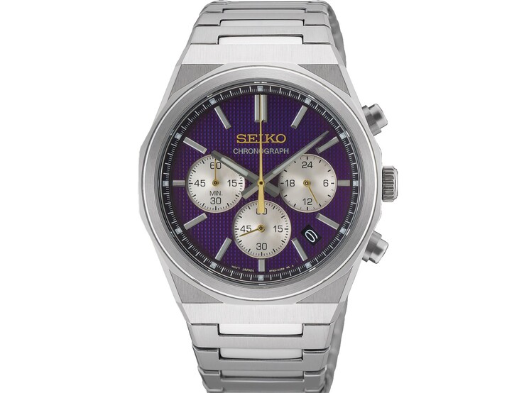 Seiko 145. Yıl Dönümü HGK003 kronograf saatinin önden görünümü; dokulu mor kadranı, kontrast oluşturan gümüş renkli alt kadranları, altın rengi logosu ve saniye ibresi ile fırçalanmış paslanmaz çelik kasa ve bileziği, düz beyaz bir arka plan üzerinde sergileniyor.