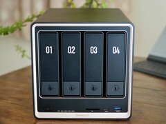 Ugreen NASync DXP4800 GT yeni bir siyah ve altın kasaya sahiptir