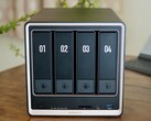 Ugreen NASync DXP4800 GT yeni bir siyah ve altın kasaya sahiptir