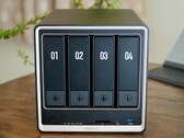 Ugreen NASync DXP4800 GT yeni bir siyah ve altın kasaya sahiptir