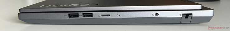 Sağ: 2x USB-A 3.2 Gen 1 (5 Gbit/s), microSD kart okuyucu, web kamerası eShutter, Gigabit Ethernet
