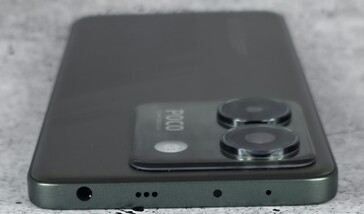 kasanın üst kısmı (3,5 mm kulaklık girişi, hoparlör, IR blaster, mikrofon)