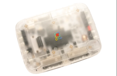Yarı saydam Frost kasaya sahip SuperStation One Transparent Collection FPGA konsolu.
