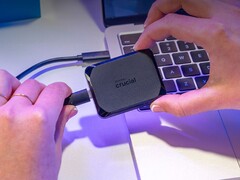 Resimde görülen Crucial X10 Pro harici SSD