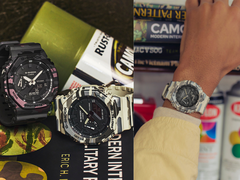 Resimde Casio G-Shock GA-2100CM-8A ve GA-2100CM-5A (solda) ve GA-2100CM-5A (sağda) görülmektedir.