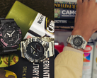 Resimde Casio G-Shock GA-2100CM-8A ve GA-2100CM-5A (solda) ve GA-2100CM-5A (sağda) görülmektedir.
