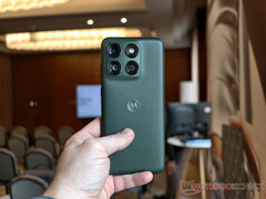Edge 70 Plus, Snapdragon 7s Gen 3 işlemciyle çalışır. Resimde: Telefonun Mountain View renk seçeneği.