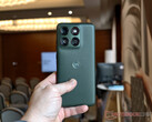 Edge 70 Plus, Snapdragon 7s Gen 3 işlemciyle çalışır. Resimde: Telefonun Mountain View renk seçeneği.