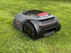 Robotik çim biçme makinesinin arkası