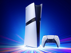 Dualsense kontrol cihazının yanında PS5'in bir görüntüsü.