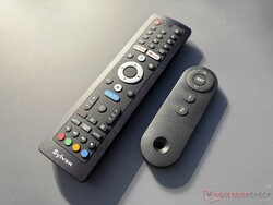 Solda akıllı TV'nin uzaktan kumandası; sağda konsoldaki TV kaldırma mekanizmasının kumandası.