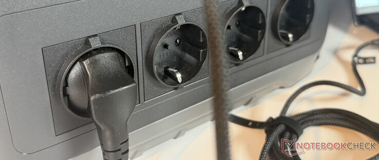 Anker Solix C1000 Gen 2'nin ön tarafında hala dört AC soketi var