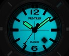 Casio Pro Trek PRJ-01AE-8, karanlıkta turkuaz renkte parlayan, ışıklı ibreleri ve kadranı olan bir modeldir.