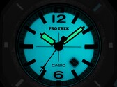 Casio Pro Trek PRJ-01AE-8, karanlıkta turkuaz renkte parlayan, ışıklı ibreleri ve kadranı olan bir modeldir.
