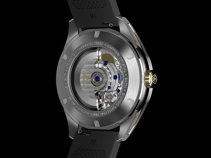 Otomatik GMT mekanizmasının şeffaf arka kapaktan görülebildiği Timex Atelier GMT Première M1a'nın arkadan görünümü.