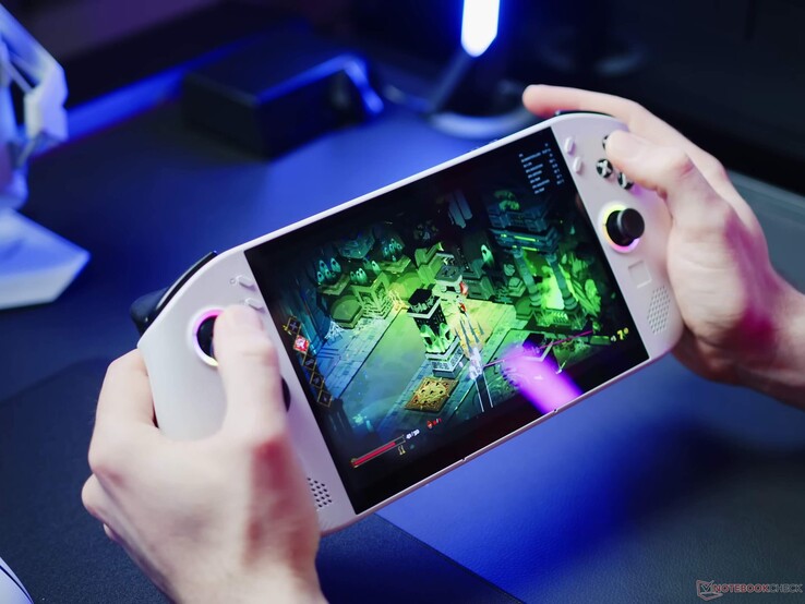 Legion Go S'in bu özel SKU'su 32 GB LPDDR5X RAM ve 1 TB depolama alanına sahiptir.