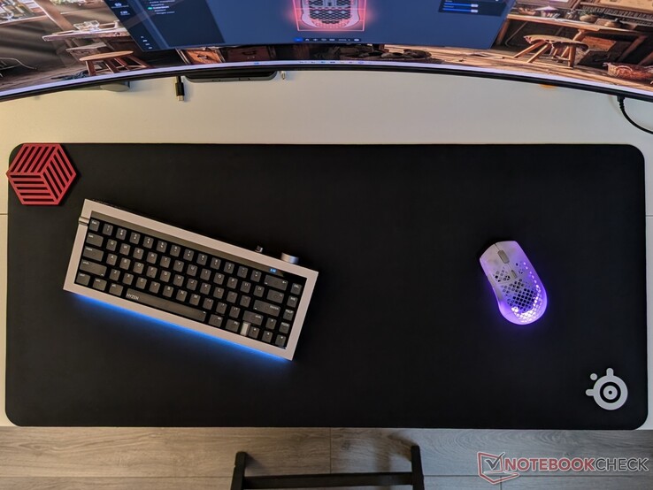 QcK Heavy XXL mousepad üzerinde Aerox 3 Kablosuz Gen 2.
